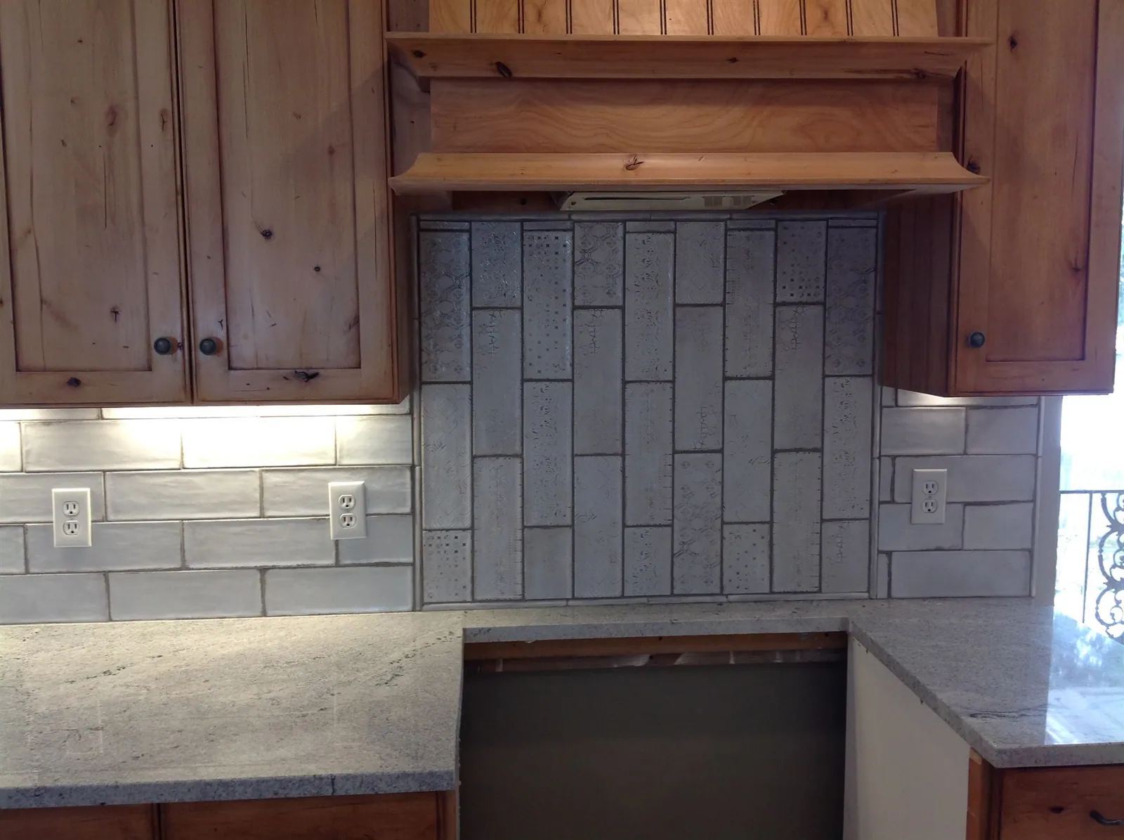 Kitchen backsplash in stacked stone-look tile