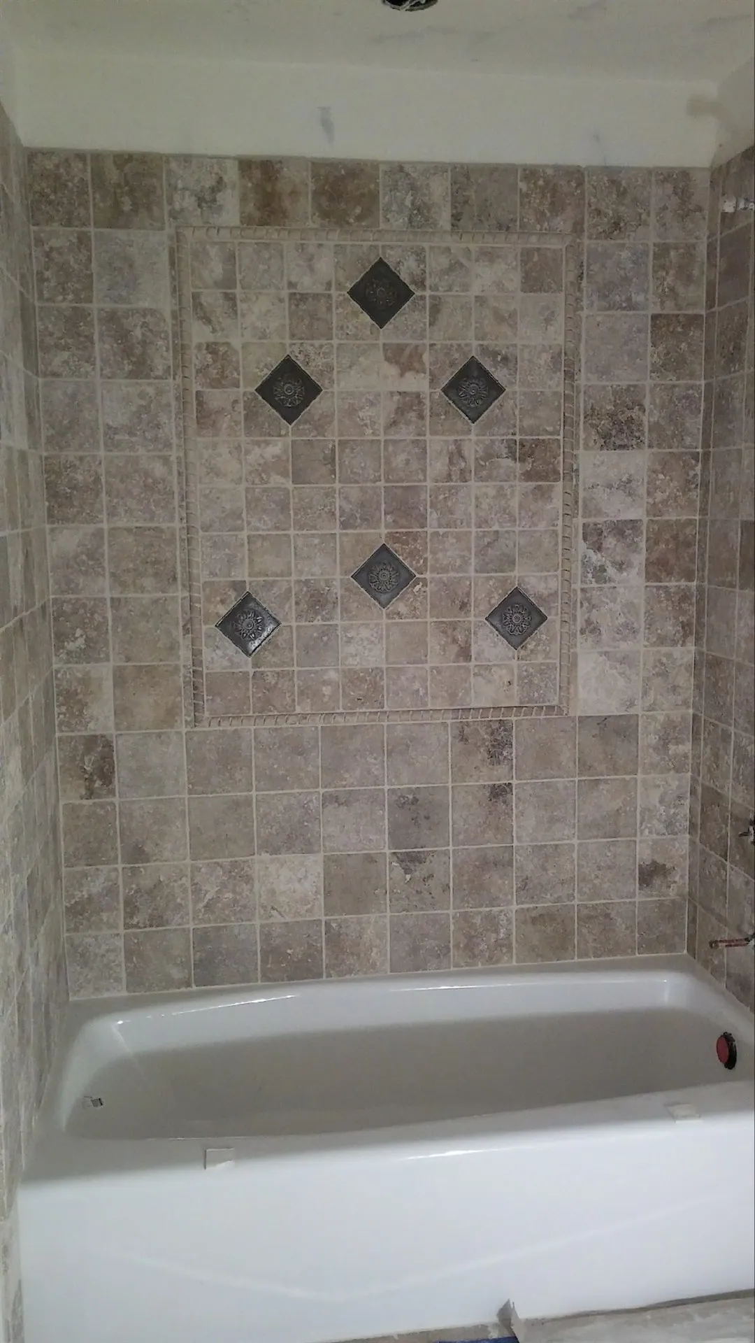 Travertine tub surround with diamond tile inset