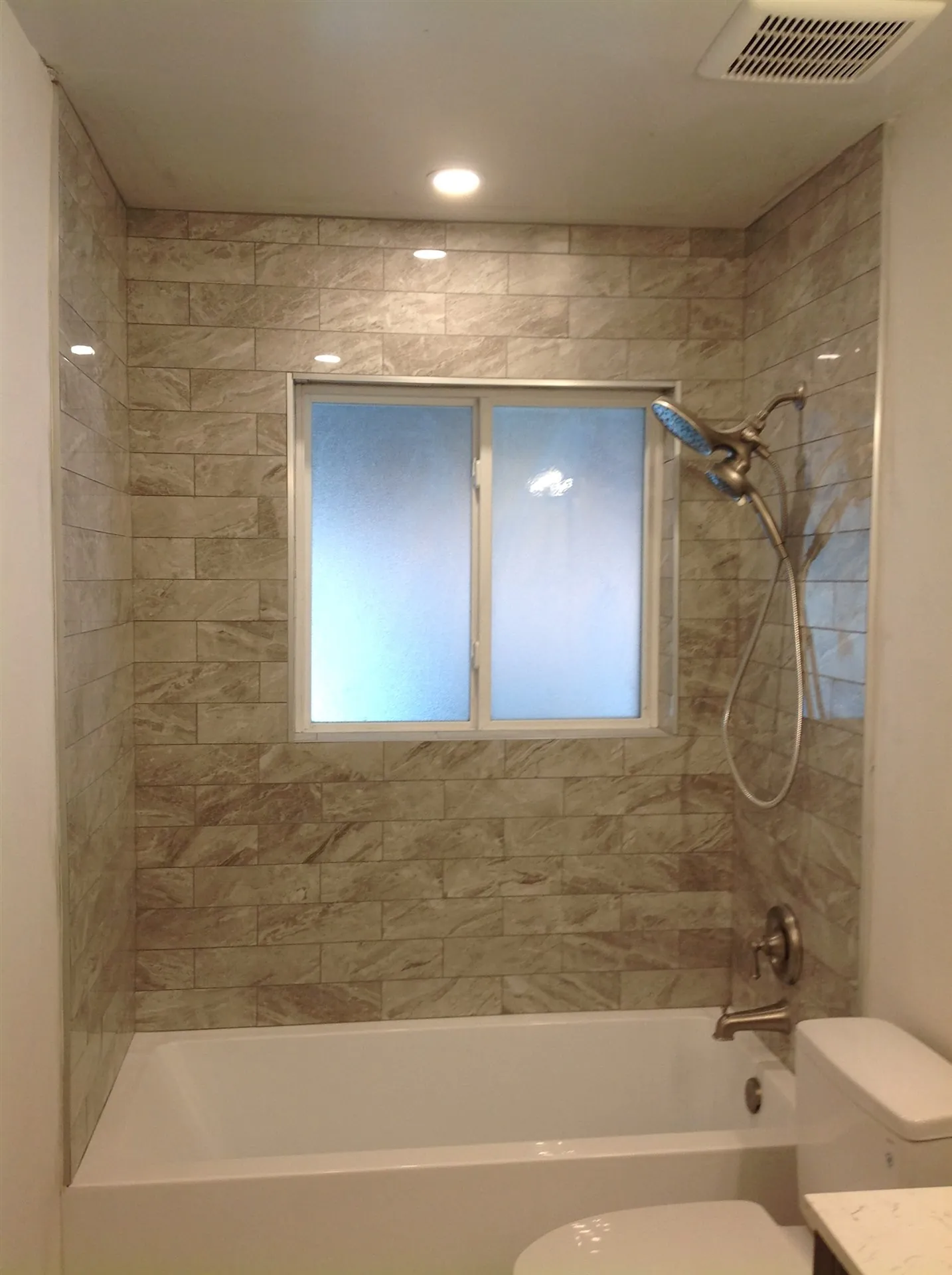 Tub and shower surround in travertine-look tile
