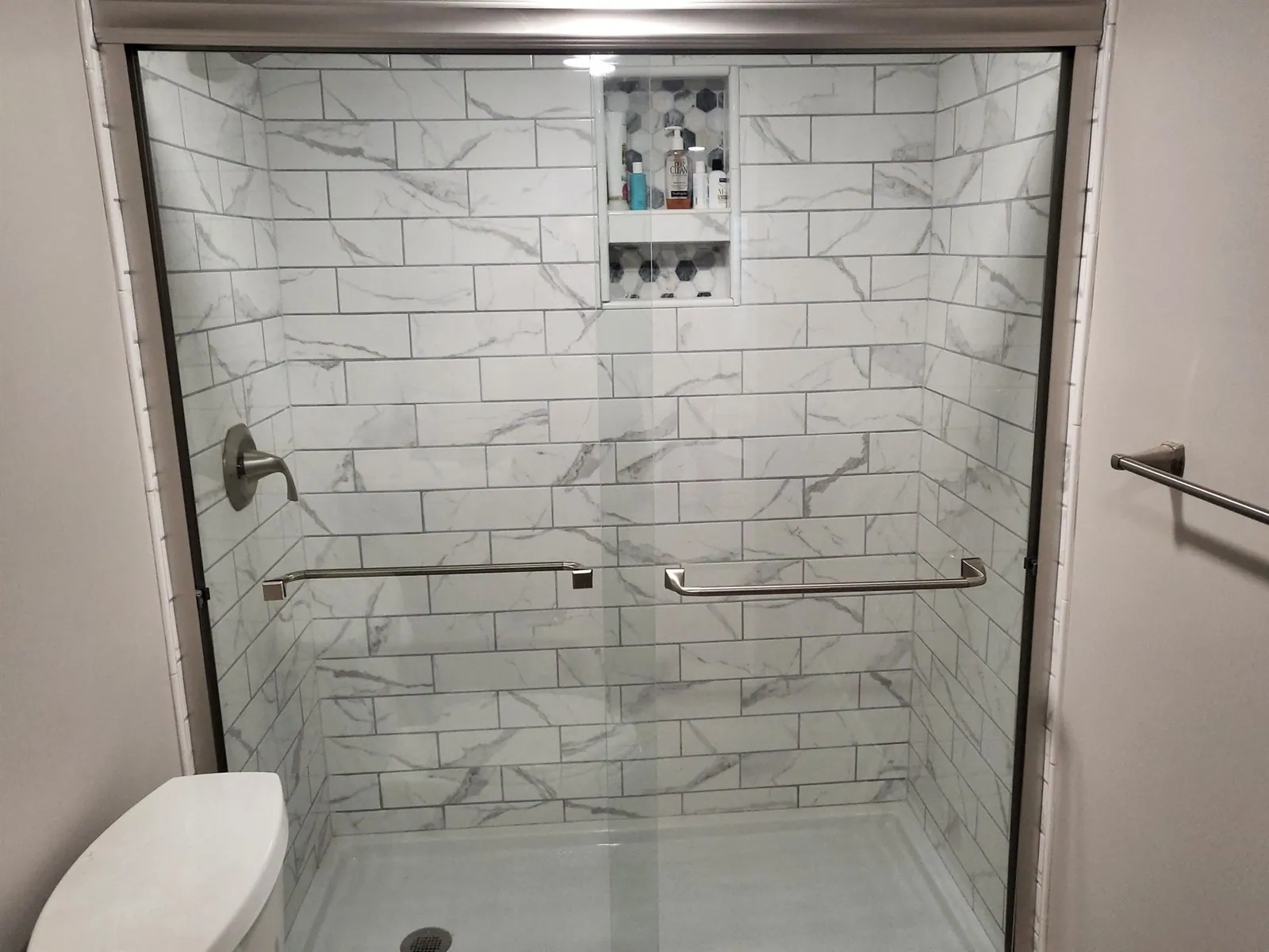 Marble subway tile tub surround with recessed shelf