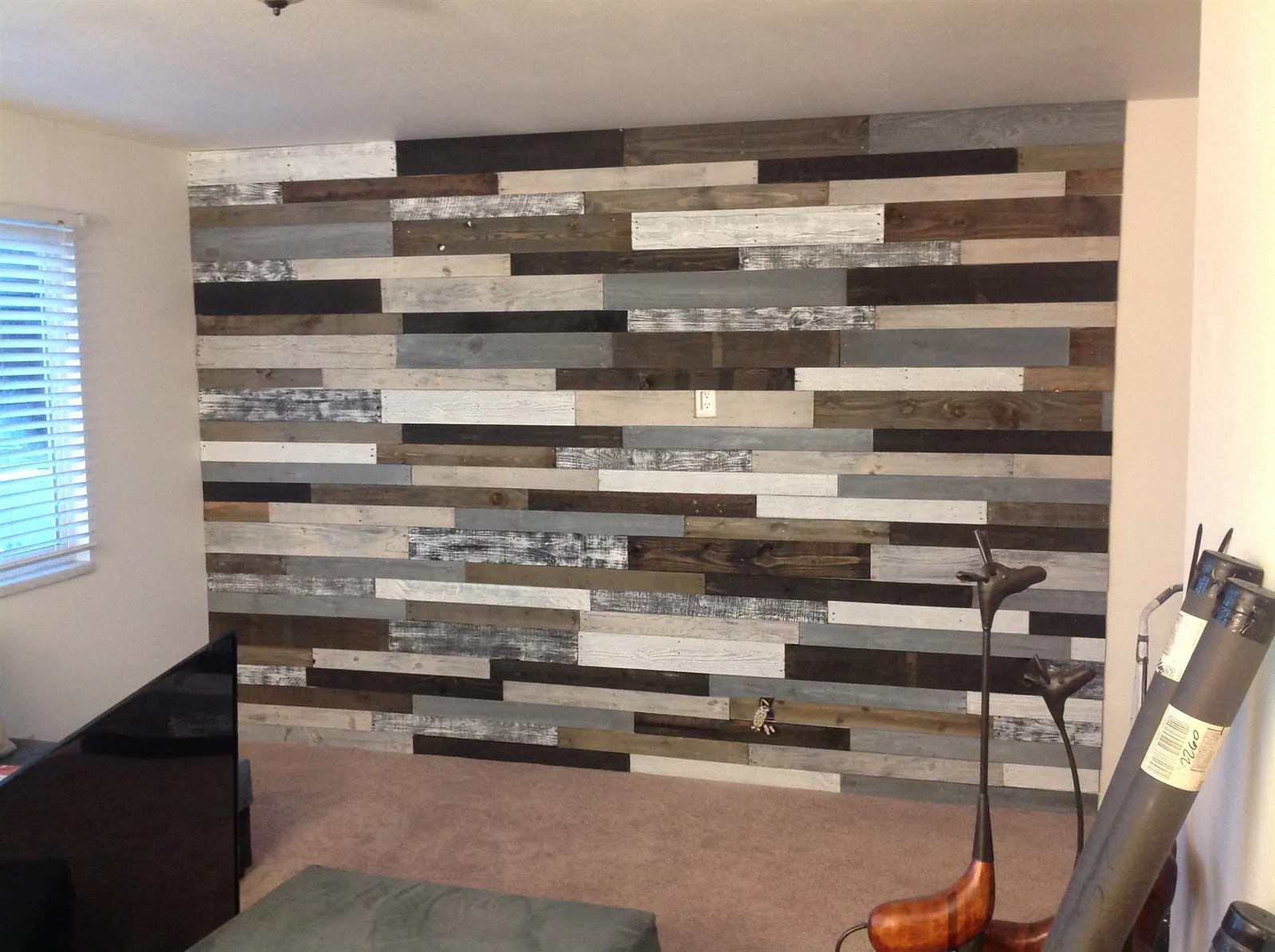 Multi-tone plank accent wall in a living room